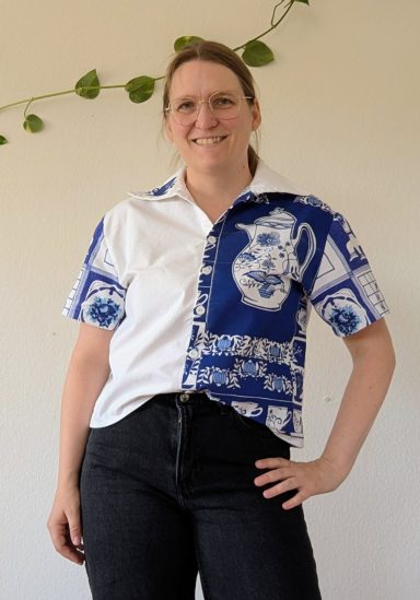 Tragefoto Bluse "Tea Time" in weiß und blau.