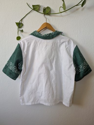 Rückenansicht Bluse in grün und weiß mit Blumenmuster