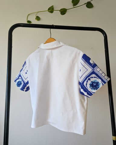 Bluse "Tea Time" in weiß und blau. Rückenansicht