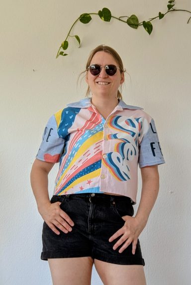 Tragefoto Retro Bluse mit buntem Regenbogen und "Hey" Schriftzug