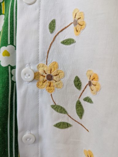 Bluse in grün und weiß mit Blumenmuster - Detail