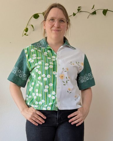 Tragefoto Bluse in grün und weiß mit Blumenmuster