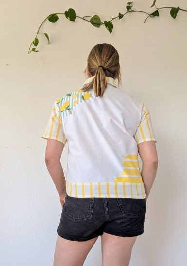 Tragebild Bluse mit gelb-blauem Zitronenmuster - Rückenansicht