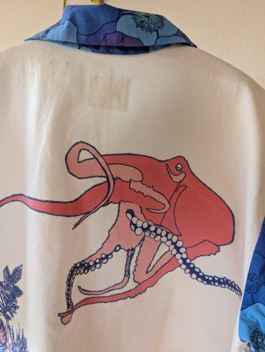 Rückenansicht der Bluse mit Meeresmotiv und Kraken auf dem Rücken - Fokus auf den Kraken