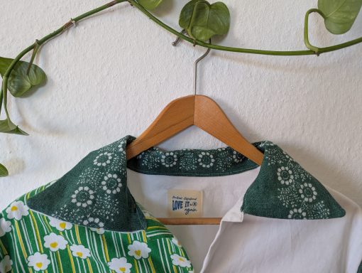 Bluse in grün und weiß mit Blumenmuster - Fokus auf den Kragen
