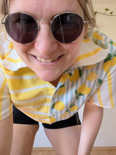 Tragebild Bluse mit gelb-blauem Zitronenmuster