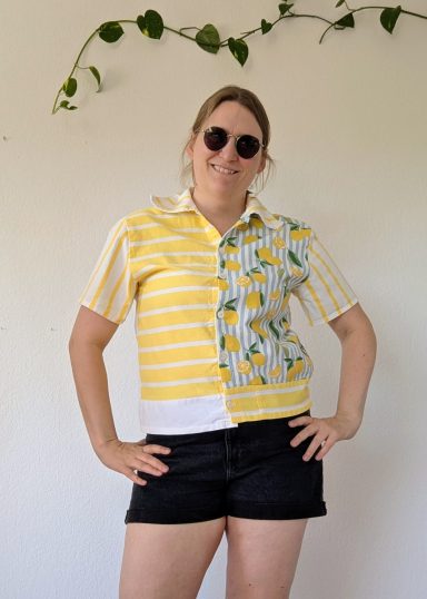 Tragebild Bluse mit gelb-blauem Zitronenmuster