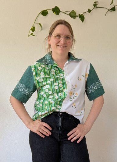 Tragefoto Bluse in grün und weiß mit Blumenmuster