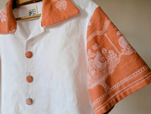 Bluse "Pfirsichtdamast". Blick auf Vorderteil und Fokus Knöpfe, die mit dem Stoff von Ärmeln und Kragen überzogen sind.