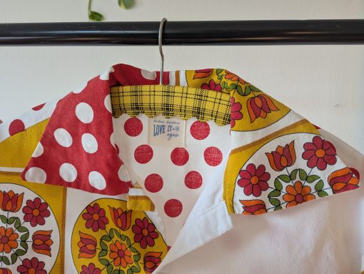 Bluse "Tupfen und Tulpen" in rot und gelb - Fokus auf den Kragen