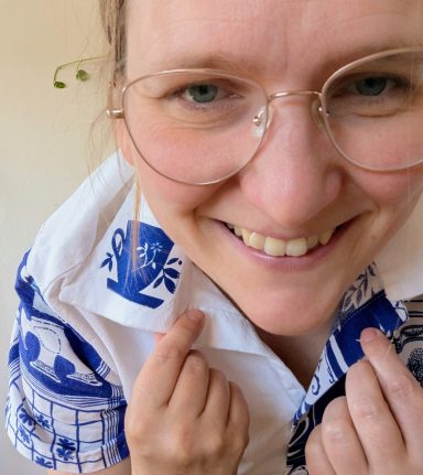 Tragefoto Bluse "Tea Time" in weiß und blau. Nahaufnahme Kragen