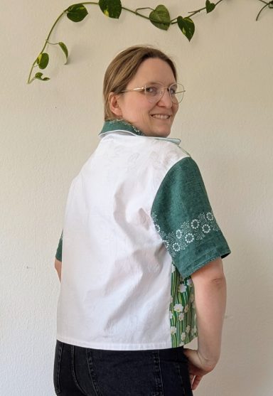 Tragefoto Bluse in grün und weiß mit Blumenmuster