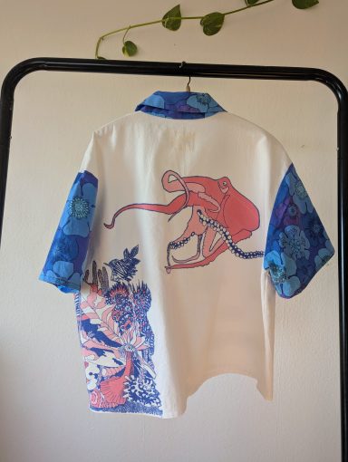Bluse mit Meeresmotiv und Kraken auf dem Rücken