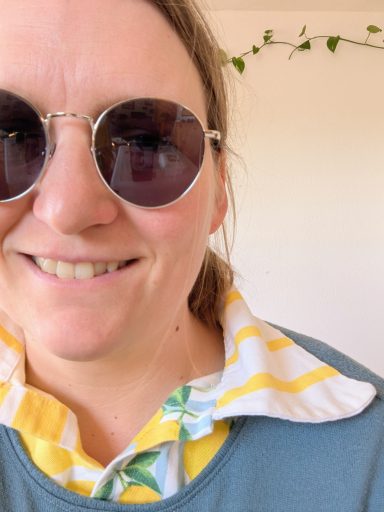 Tragebild Bluse mit gelb-blauem Zitronenmuster